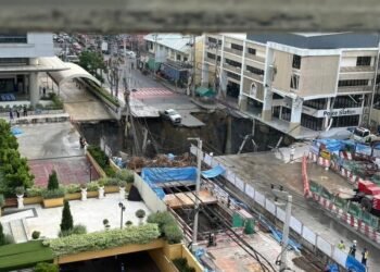 बैंकॉक हादसा: शहर की सड़क पर अचानक 50 फीट गहरा सिंकहोल, गाड़ियां समा गईं गड्ढे में, लोग बोले- धरती ने निगल लिया सबकुछ