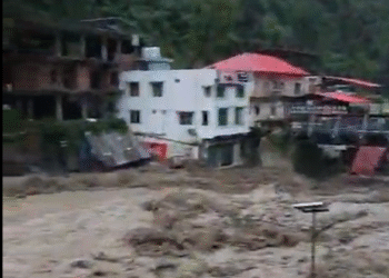 देहरादून में फटा बादल ,बह गई कईं गाड़ियां, दुकानों में घुसा मलबा,कई होटलों-दुकानों को नुकसान