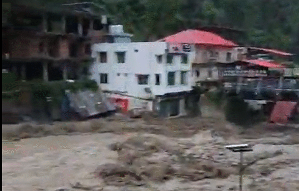 देहरादून में फटा बादल ,बह गई कईं गाड़ियां, दुकानों में घुसा मलबा,कई होटलों-दुकानों को नुकसान