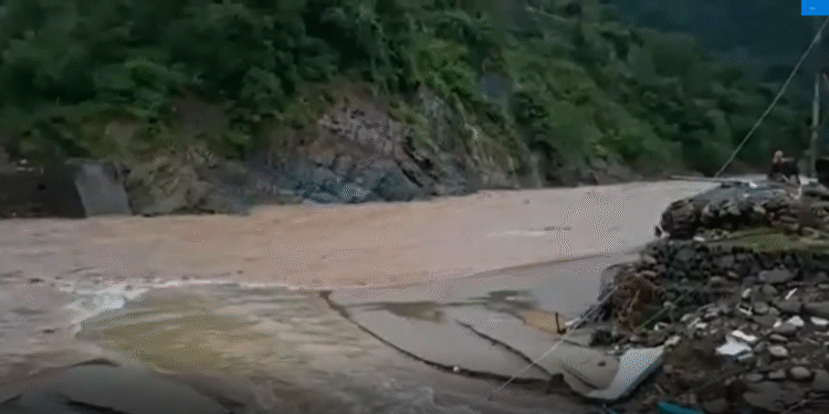 हिमाचल में भारी बरसात का कहर तेज बहाव के चलते बह गई गाड़ियां ,दुकानों व मकान में भरा पानी