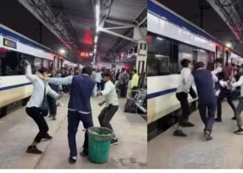 निजामुद्दीन स्टेशन पर वंदे भारत स्टाफ का बेल्ट युद्ध: प्लेटफॉर्म बना अखाड़ा,VIDEO VIRAL