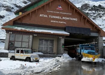 पहाड़ों पर बर्फबारी से मैदानी इलाकों में गुलाबी ठंड, लौटता मानसून दक्षिणी राज्यों में करा रहा बारिश