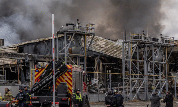 यूक्रेन में रूस का मिसाइल हमला, इमारत में आग और नागरिकों की मौत