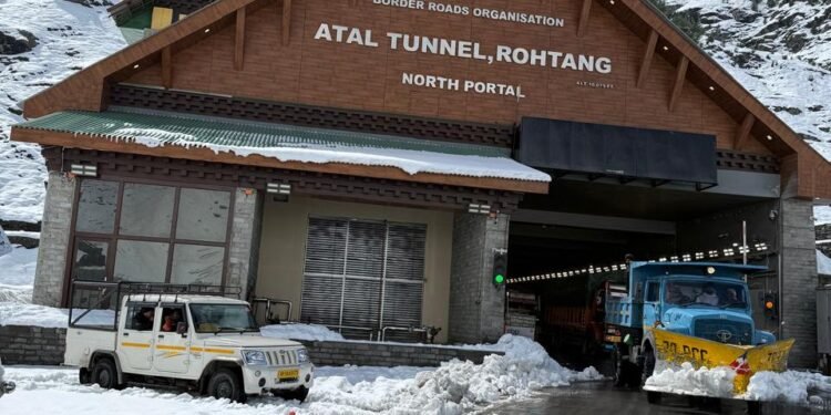 पहाड़ों पर बर्फबारी से मैदानी इलाकों में गुलाबी ठंड, लौटता मानसून दक्षिणी राज्यों में करा रहा बारिश