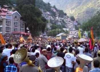 HIMACHAL : कुल्लू दशहरा के दौरान तहसीलदार विवाद, सात देवलुओं को नोटिस देकर छोड़ा गया”