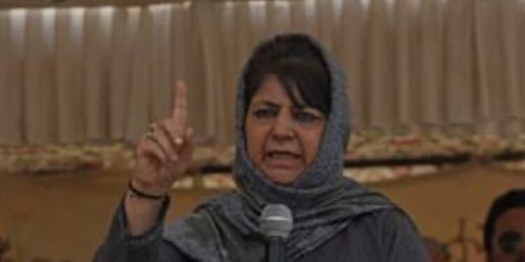 देशभक्ति और राष्ट्रगान के लिए किसी पर बंदूक तानने की ज़रूरत नहीं है।