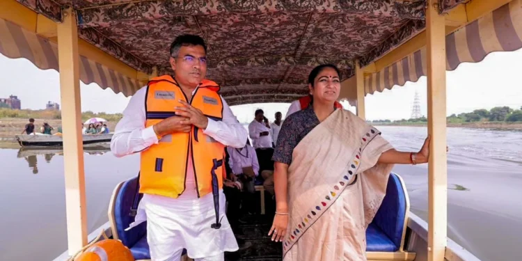 दिल्ली में छठ महापर्व की धूम मुख्यमंत्री रेखा गुप्ता ने यमुना तट पर छठ पूजा की तैयारियों का लिया जायजा  स्वच्छता और सुरक्षा पर जोर, यमुना तट सजने को तैयार