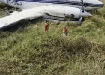 UTTAR PRADESH:फर्रुखाबाद में बड़ा हवाई हादसा टला, रनवे पर फिसला प्राइवेट जेट, उद्योगपति और परिवार सुरक्षित जांच में जुटा प्रशासन ,उठे सुरक्षा व्यवस्था पर सवाल