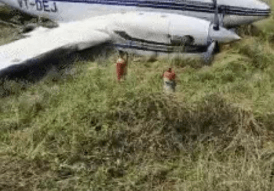 UTTAR PRADESH:फर्रुखाबाद में बड़ा हवाई हादसा टला, रनवे पर फिसला प्राइवेट जेट, उद्योगपति और परिवार सुरक्षित जांच में जुटा प्रशासन  ,उठे सुरक्षा व्यवस्था पर सवाल