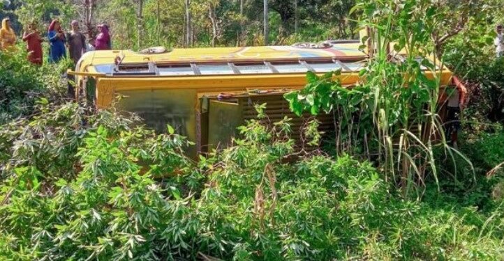 सोलन में दर्दनाक सड़क हादसा: शादी समारोह जा रही बस पलटी, 25 घायल