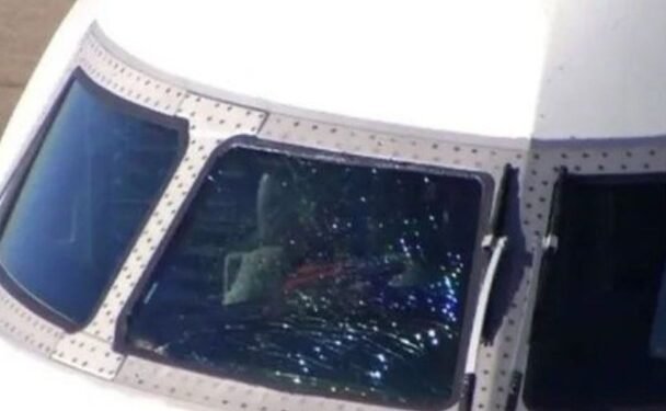 3 दिन में दूसरी इंडिगो फ्लाइट में विंडशील्ड क्रैक, पायलट ने सुरक्षित लैंडिंग कराई”