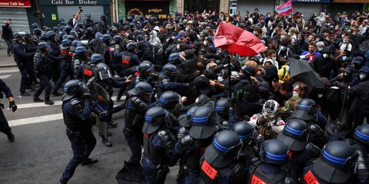 फ्रांस में सड़कों पर उतरे लोग अपनी ही सरकार के खिलाफ प्रदर्शन एफिल टावर बंद