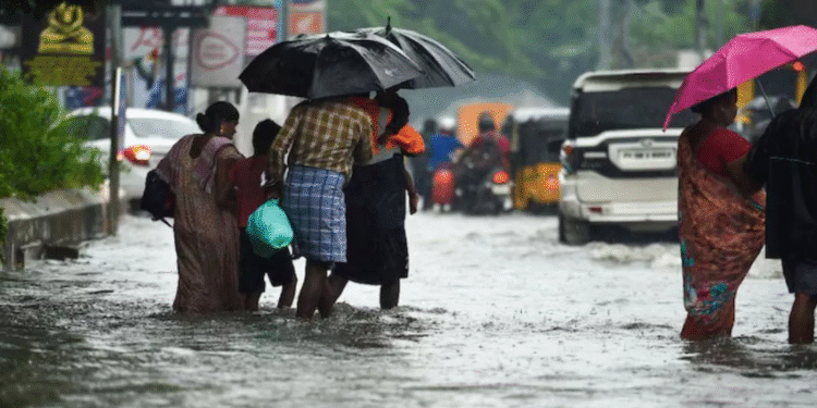 दक्षिण भारत में तूफानी हवाओं और बारिश से सतर्क रहने की अपील उत्तर-पूर्वी मानसून के सक्रिय होने के कारण दक्षिण भारत के कई राज्यों में पिछले दो दिनों से लगातार भारी बारिश हो रही है।