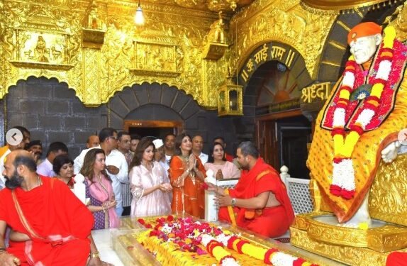 शिल्पा शेट्टी और शमिता शेट्टी ने शिरडी में साईं बाबा के दर्शन किए