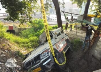 उत्तराखंड से मरीज ले जा रही एम्बुलेंस पलटी, सीतापुर में चार लोगों की मौत”