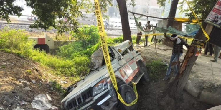 उत्तराखंड से मरीज ले जा रही एम्बुलेंस पलटी, सीतापुर में चार लोगों की मौत”