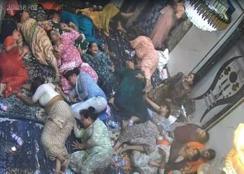 किन्नरों का विवाद भड़काया खतरा: इंदौर में सामूहिक फिनाइल सेवन”