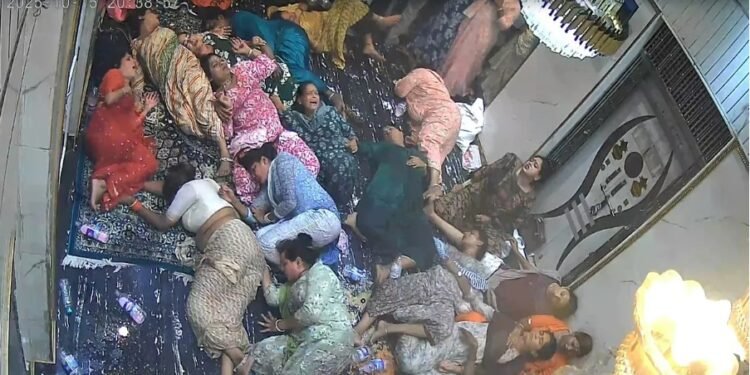 किन्नरों का विवाद भड़काया खतरा: इंदौर में सामूहिक फिनाइल सेवन”