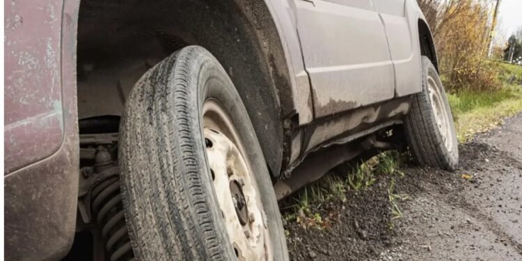 दिवाली से पहले परिवार पर दुखों का पहाड़: पीलीभीत में कार हादसा”