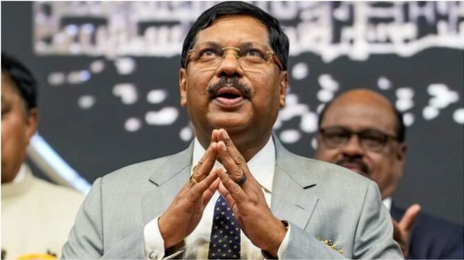 सुप्रीम कोर्ट में हंगामा: वकील ने चीफ जस्टिस B.R गवई पर फेंकी वस्तु, वकील को किया डिटेन पुलिस ने किया आरोपी वकील को गिरफ्तार