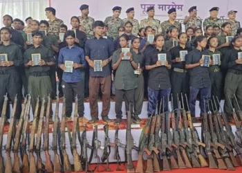 CHHATTISGARH NEWS : दंडकारण्य में 208 नक्सलियों ने किया आत्मसमर्पण,153 हथियारों के साथ 208 नक्सलियों ने किया सरेंडर, उत्तर बस्तर क्षेत्र नक्सल मुक्त