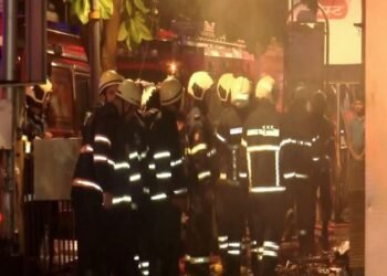 मुंबई के क्रॉफर्ड मार्केट में बाटा शोरूम में भीषण आग, सारा सामान जलकर राख हुआ बड़ा नुकसान, दमकल विभाग ने घंटों की मशक्कत के बाद पाया आग पर काबू