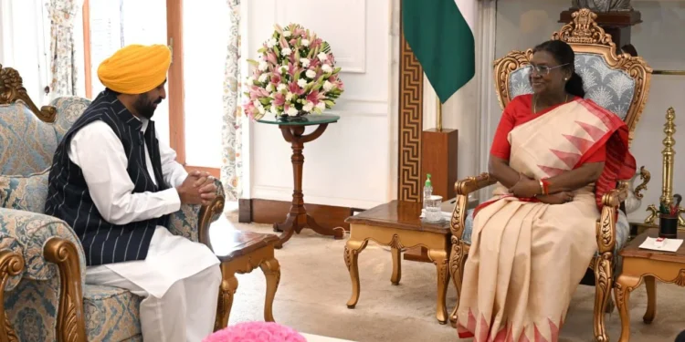 पंजाब के मुख्यमंत्री भगवंत मान ने राष्ट्रपति द्रौपदी मुर्मू को श्री गुरु तेग बहादुर जी के 350वें शहीदी पर्व के लिए दिया न्यौता