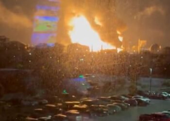 लॉस एंजिल्स की शेवरॉन रिफाइनरी में लगी भीषण आग, आकाश तक उठीं आग की लपटें ,इलाके में फैली दहशत