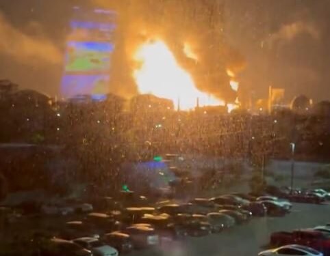 लॉस एंजिल्स की शेवरॉन रिफाइनरी में लगी भीषण आग, आकाश तक उठीं आग की लपटें ,इलाके में फैली दहशत