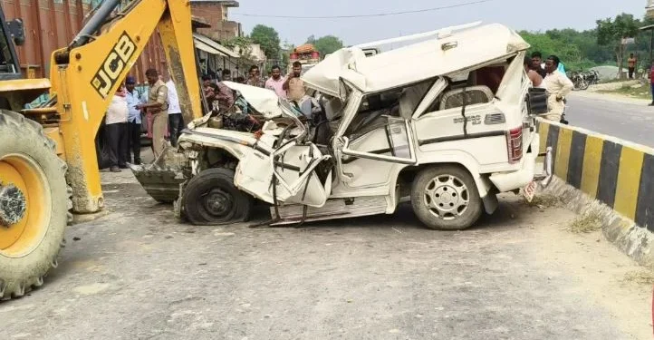 UTTAR PARDESH:जौनपुर में हुआ भीषण सड़क हादसा खड़े ट्रक से टकराई बोलेरो,3 लोगों की मौत और 3 लोग गंभीर घायल, विंध्याचल दर्शन के बाद लौट रहा था परिवार