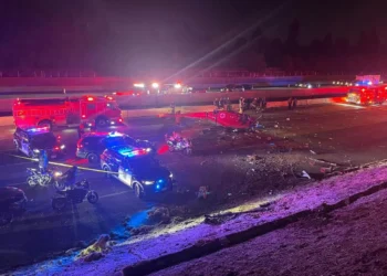 कैलिफोर्नियाः सैक्रामेंटो में मेडिकल हेलीकॉप्टर क्रैश, 3 लोग गंभीर रूप से घायल, प्रशासन और आपातकालीन टीमें अलर्ट प्रशासन ने रूट बंद किया