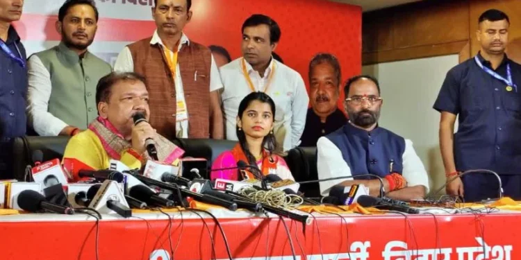 संगीत से राजनीति तकः लोक गायिका MAITHILI THAKUR ने राजनीति में रखा कदम ,  BJP पार्टी की ग्रहण सदस्यता,25 साल की गायिका अब करेगी जनता की सेवा