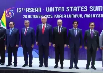 ASEAN SUMMIT 2025:अमेरिकी राष्ट्रपति डोनाल्ड ट्रम्प का मलेशिया में शानदार स्वागत, थाईलैंड-कंबोडिया के शांति समझौते पर करवाए हस्ताक्षर, ट्रम्प बने मध्यस्थ