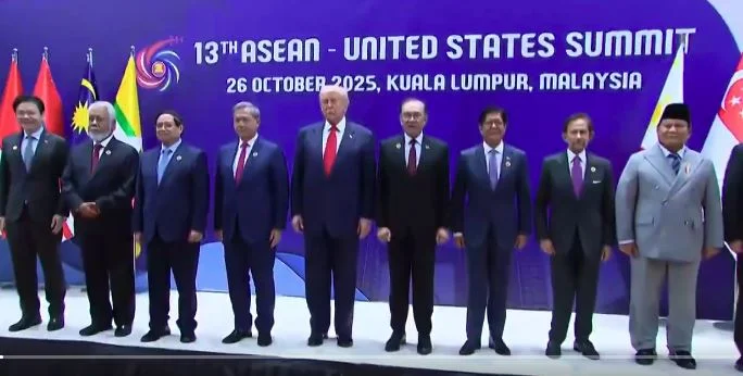 ASEAN SUMMIT 2025:अमेरिकी राष्ट्रपति डोनाल्ड ट्रम्प का मलेशिया में शानदार स्वागत, थाईलैंड-कंबोडिया के शांति समझौते पर करवाए हस्ताक्षर, ट्रम्प बने मध्यस्थ