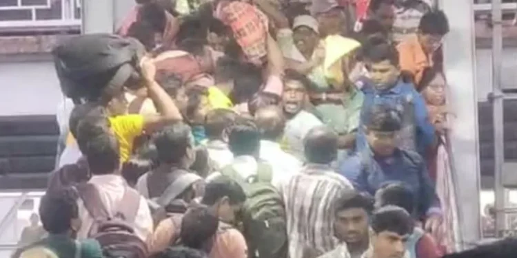 WEST BENGAL: बर्द्धमान रेलवे स्टेशन पर मची, भगदड़  हल्दीबाड़ी एक्सप्रेस के कारण प्लेटफॉर्म पर हुई अफरा-तफरी , 7 यात्री हुए घायल, रेलवे प्रशासन अलर्ट