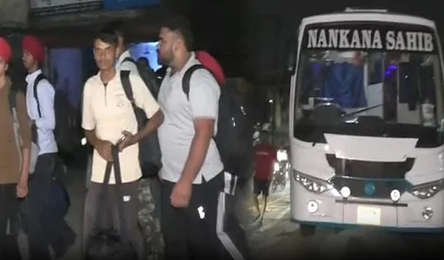 LUDHIANA: 55 स्कूली खिलाड़ियों से भरी बस हाईटेंशन तारों में फंसी , कोचर मार्केट में हुआ हादसा, बिजली विभाग की एक बार फिर आई लापरवाही सामने