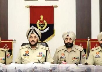 AMRITSAR POLICE की बड़ी कामयाबी, पाकिस्तान से हथियार तस्करी का किया पर्दाफाश, 15 पिस्तौल व मैगजीन किए बरामद, 7 लोग गिरफ्तार, हथियार तस्करी पर पुलिस का कड़ा शिकंजा