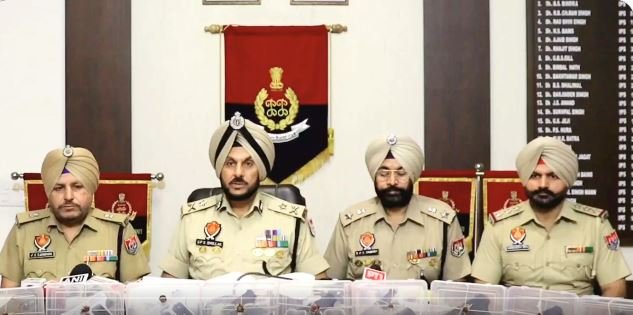 AMRITSAR POLICE की बड़ी कामयाबी, पाकिस्तान से हथियार तस्करी का किया पर्दाफाश, 15 पिस्तौल व मैगजीन किए बरामद, 7 लोग गिरफ्तार, हथियार तस्करी पर पुलिस का कड़ा शिकंजा