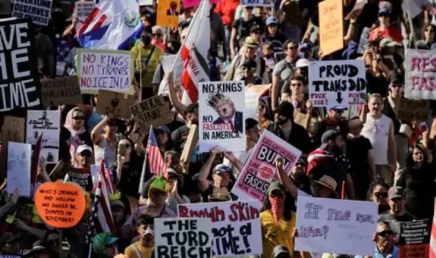 अमेरिका में “नो किंग्स” विरोध प्रदर्शन,  2,700 से अधिक शहरों में निकाली रैलियां,  ट्रंप ने बनाया मजाक, खुद बने राजा विरोधियों पर बरसाया कीचड़
