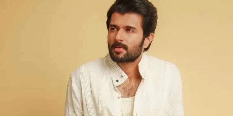 विजय देवरकोंडा की कार दुर्घटना: एक्टर सुरक्षित, सिर में लगी  हल्की चोट, कोई हताहत नहीं ,X पर लिखा- तनाव मत लो  सगाई की चर्चाओं ने बढ़ाई लोगों में उत्सुकता