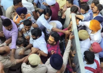 PUNJAB UNIVERSITY में छात्रों का धरना और पुलिस के बीच झड़प, गेट नंबर 2 हुआ बंद, नेताओं का समर्थन लगातार जारी छात्रों ने लगाया ‘चंडीगढ़ पुलिस गो बैक’ का नारा