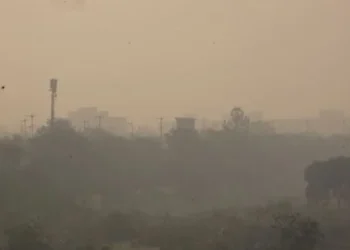 DE;LHI- NCR  में दमघोंटू बनी हवा ,AQI हुआ 400 पार, स्मॉग ने थाम दी लोगों की सांसें, गैस चेंबर बनी राजधानी
