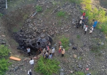 MP न्यूज़: रतलाम में एक्सप्रेसवे हादसा, कार खाई में गिरी – पांच की मौत