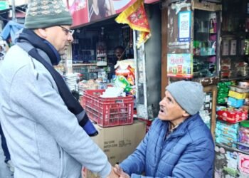 UTTARAKHAND के मुख्यमंत्री पुष्कर सिंह धामी ने नैनीताल में की मॉर्निंग वॉक, नैना देवी मंदिर के सौंदर्यीकरण और रखरखाव के काम ली समीक्षा. रास्ते में रुक कर बनाई चाय