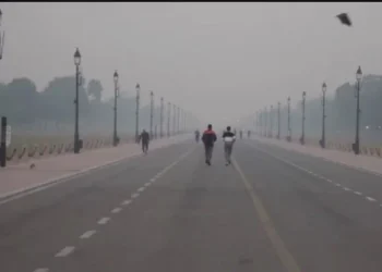 DELHI में प्रदूषण का कहर, GRAP-3 हुआ लागू, 5वीं तक की कक्षाएं अब लगेगी हाइब्रिड मोड में