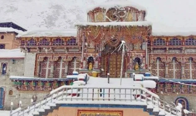 BADRINATH DHAM में हुई बर्फबारी,चारों ओर बिछी सफेद चादर ,श्रद्धालुओं में बढा उत्साह, सीजन की हुई पहली बर्फबारी