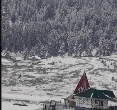 JAMMU-KASHMIR में हुई सर्दी की दस्तक, वादियों में पहली बर्फबारी से बदला नजारा, बर्फबारी से ठिठुरे लोग पहाड़ों पर बर्फ, मैदानों में बारिश