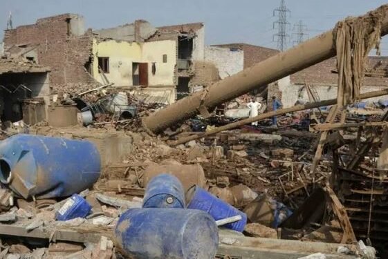 PAKISTAN के फैसलाबाद में फैक्ट्री में भीषण धमाका,गैस लीकेज के वजह से हुआ हादसा, 15 लोगों की मौत और 10 लोग घायल