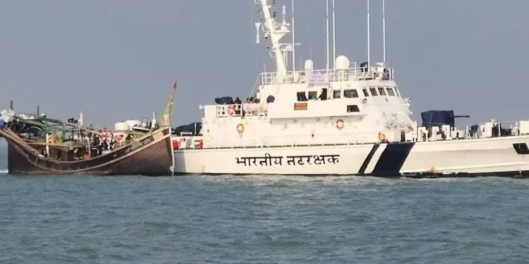 भारतीय तटरक्षक बल ने की बड़ी कार्रवाई, अवैध मछली पकड़ने के आरोप में बांग्लादेश की तीन नौकाएं की जब्त, 79 लोगों को किया गिरफ्तार
