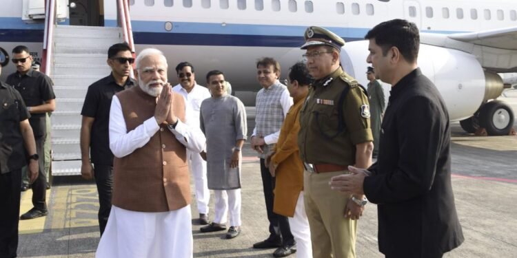 प्रधानमंत्री नरेन्द्र मोदी GUJRAT के दौरे पर, 9700 करोड़ रुपये की परियोजनाओं का किया उद्घाटन व शिलान्यास